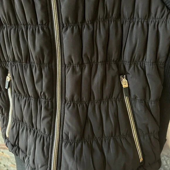 Calvin Klein vest with fur collar - Picture 4 of 5